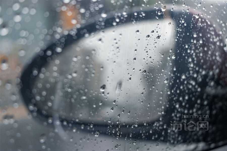 摄图网_501643938_下雨天汽车玻璃上的雨滴（企业商用）_副本.jpg